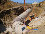 Algérie, installation d'un tube de décharge d'eau à terre