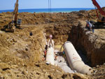 Algérie, installation des tubes de prise et de décharge d'eau